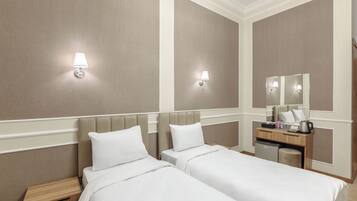 Deluxe-Doppel- oder -Zweibettzimmer, Stadtblick | Zimmersafe, laptopgeeigneter Arbeitsplatz, Verdunkelungsvorhänge