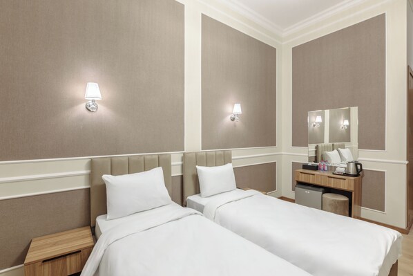 Deluxe-Doppel- oder -Zweibettzimmer, Stadtblick | Zimmersafe, laptopgeeigneter Arbeitsplatz, Verdunkelungsvorhänge