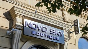 Une enseigne indiquant « NOVO SKY BOUTIQUE » sur la façade d’un immeuble.