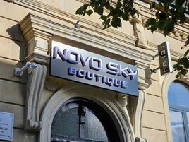 Un letrero que dice 'NOVO SKY BOUTIQUE' en la fachada de un edificio.