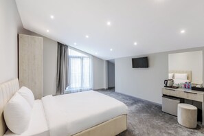 Kahden hengen deluxe-huone (yksi tai kaksi sänkyä), kaupunkinäköala | Tallelokero huoneessa, kannettavalle tietokoneelle sopiva työtila