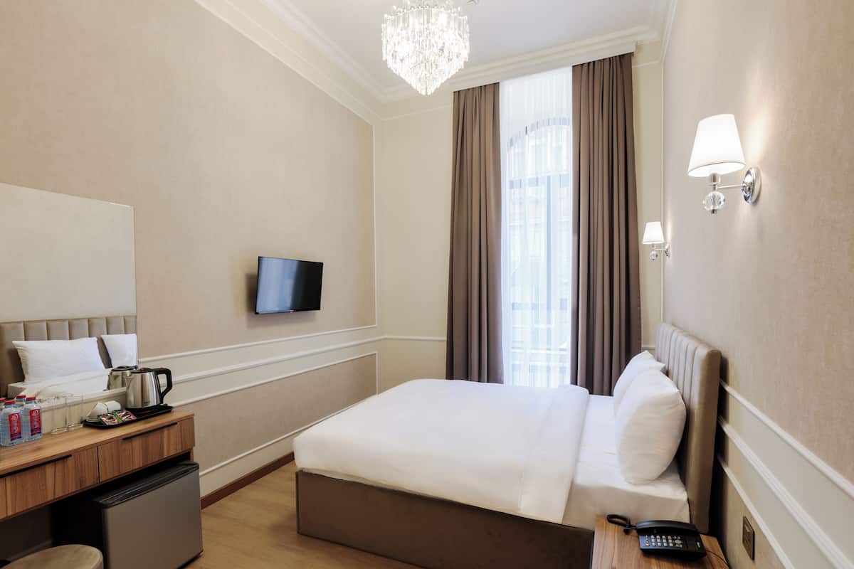 Standard-Doppel- oder -Zweibettzimmer, Stadtblick | Zimmersafe, laptopgeeigneter Arbeitsplatz, Verdunkelungsvorhänge