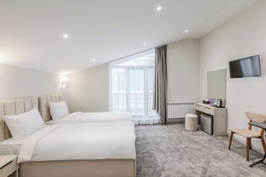 Kahden hengen standard-huone (yksi tai kaksi sänkyä), kaupunkinäköala | Tallelokero huoneessa, kannettavalle tietokoneelle sopiva työtila