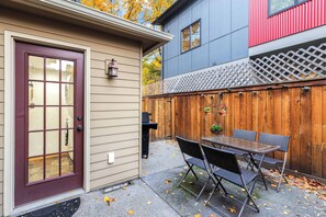 Outdoor dining - Peaceful Downtown Gem with Fireplace & Patio (Coeur d'Alene)