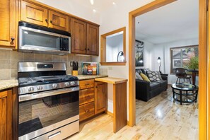 Private kitchen - Peaceful Downtown Gem with Fireplace & Patio (Coeur d'Alene)