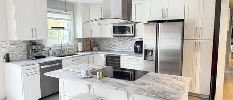 Microondas, horno, parrilla de estufa y lavavajillas