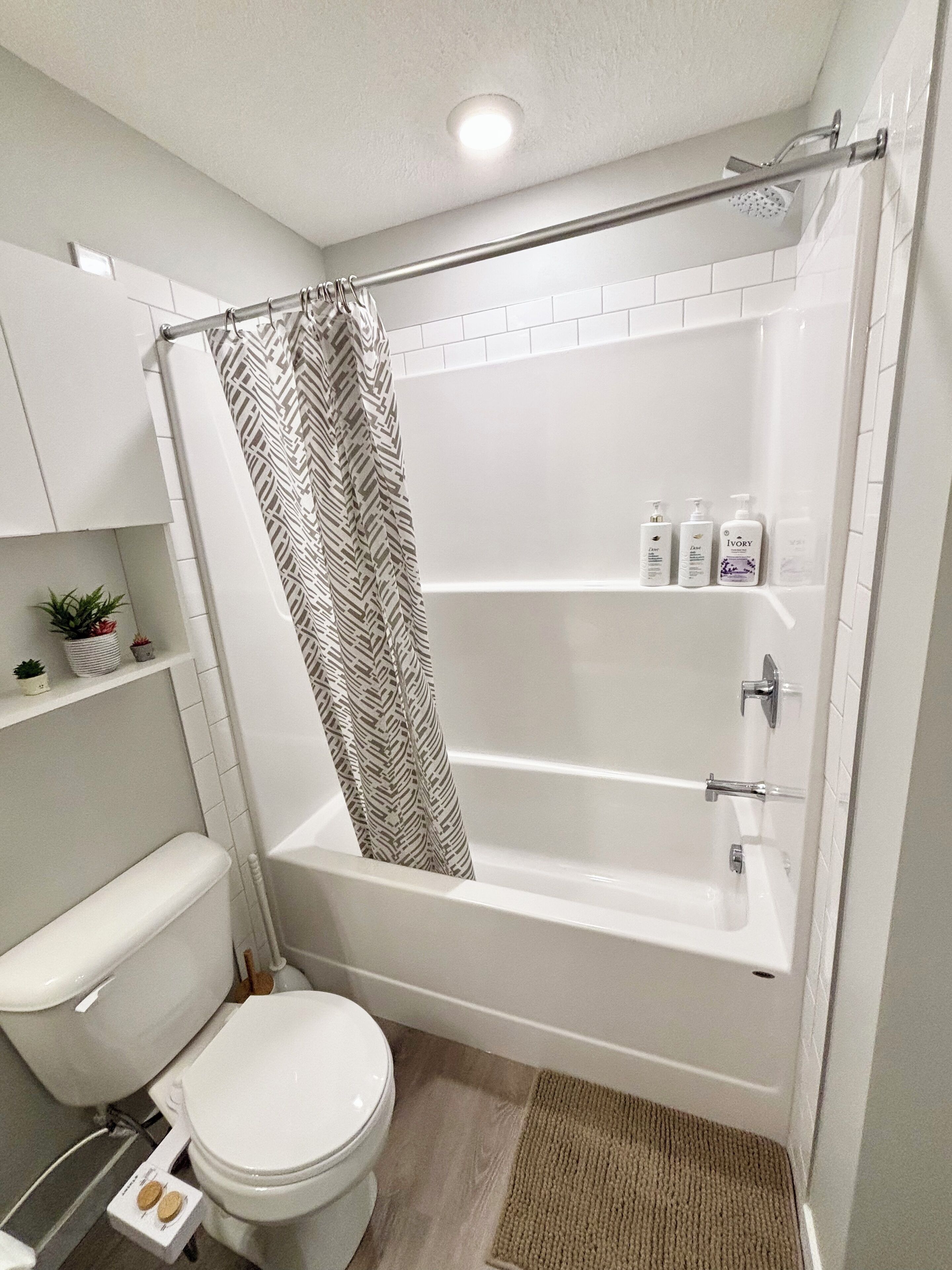 Haartrockner, Bidet, Handtücher, Seife