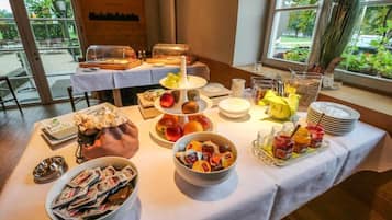 Tägliches großes Frühstück (15 EUR pro Person)