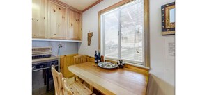 Dining - Peaceful 2-bedroom cabin in Big Bear Lake perfect for getaway (Big Bear Lake)