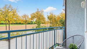 A balcony with a view of a park and a road. - Tina in Buchen (Buchen)