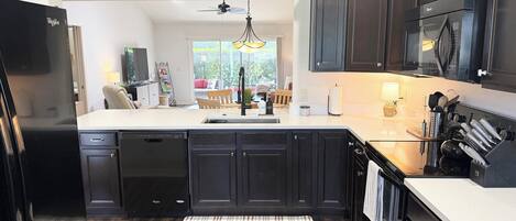 Kylskåp, mikrovågsugn, ugn och spishäll