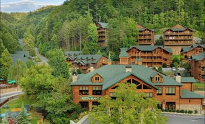 Exterior - Deluxe Apartment in the Smoky Mtns w/Indoor Waterpark. FALL SPECIAL- 9/27-10/4 (Gatlinburg)