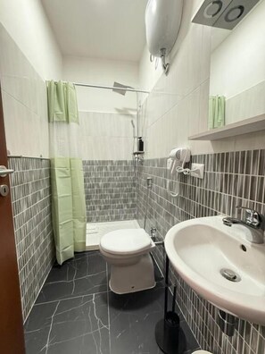 غرفة ديلوكس مزدوجة | حمام | تجهيزات دش، مجففات شعر، مناشف، صابون