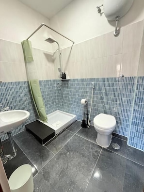 Deluxe Single Room | Bathroom | Shower, hair dryer, towels, soap - Rome Jubilee Stays 3 (Rome)