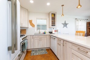 Fridge, microwave, oven, stovetop - Coastal Blue One - Views and Coastal Vibes (San Diego)