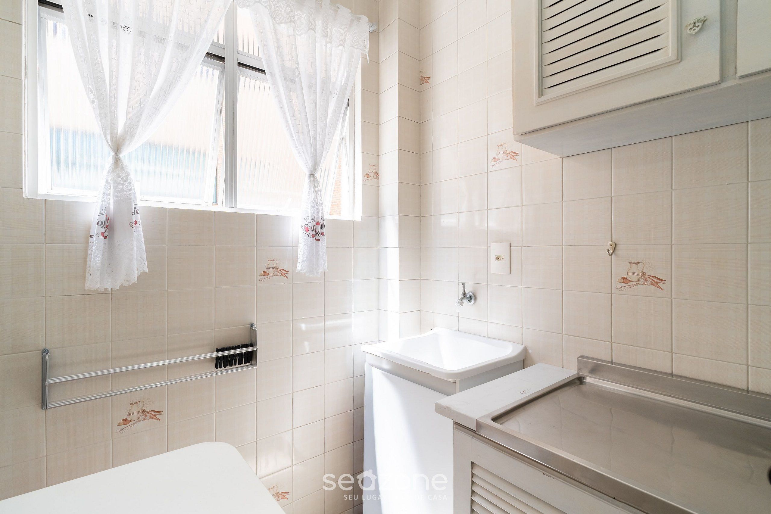 Une salle de bain comprenant des toilettes, un lavabo et un espace douche.