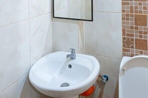 Room - RedDoorz @ La Briana Guest House Santa Fe, Bantayan Cebu (Santa Fe)