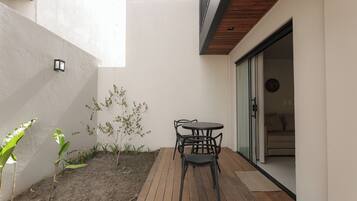 Apartamento luxo, vista para o jardim | Opções para refeição ao ar livre