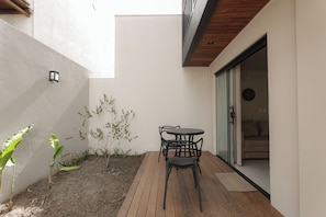 Deluxe Apartment, Garden View | Tempat makan luar