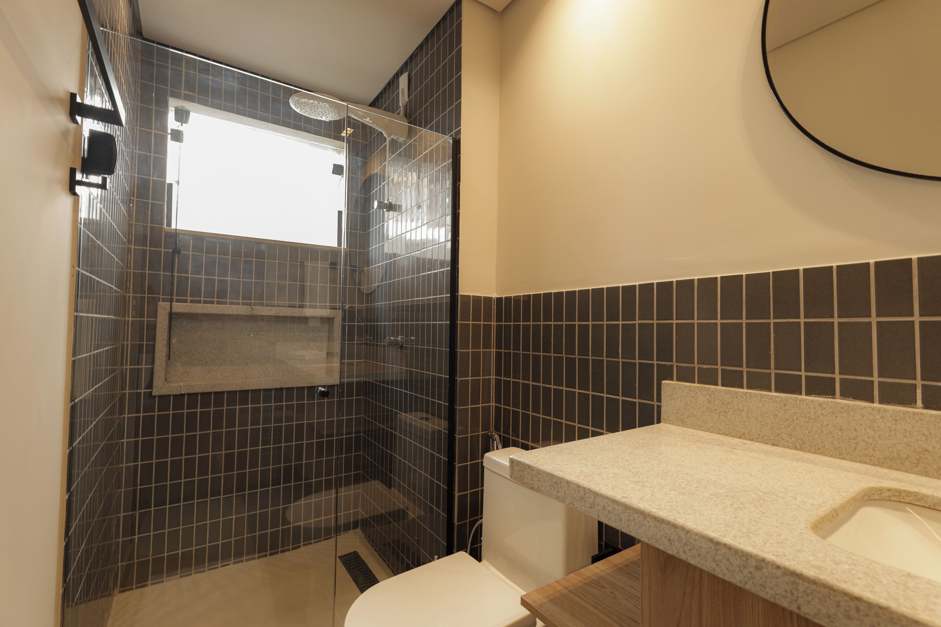 Douche, serviettes fournies, savon, papier toilette