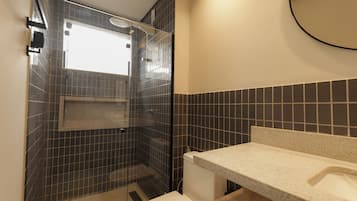 Douche, serviettes fournies, savon, papier toilette
