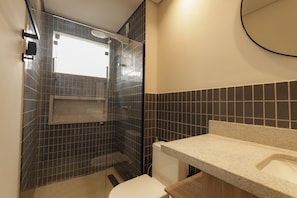 Shower, towels, soap, toilet paper - Jubarte Flats  (Itacaré)