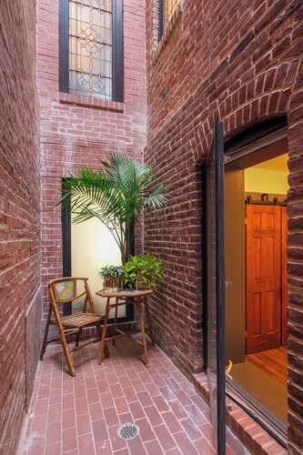 2BR Capitol hill delight, with private parking