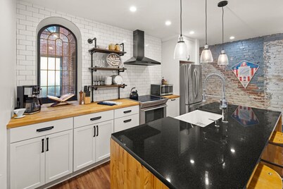 Cozy Capitol Hill 2 BR, Walk to sites, Parking