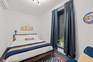 2 bedrooms, desk, iron/ironing board, travel cot - Cozy Capitol Hill 2 BR, Walk to sites, Parking (Washington)
