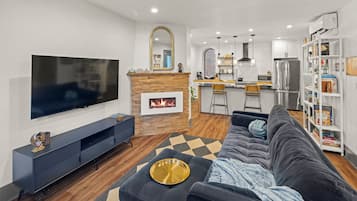 TV connectée, cheminée, livres