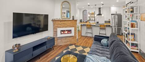 Smart-TV, peis og bøker