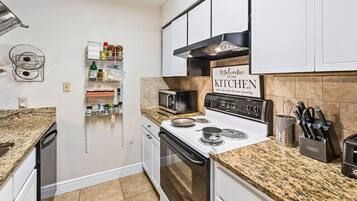 雪櫃、微波爐、焗爐、爐具