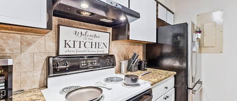 冰箱、微波炉、烤箱、炉灶