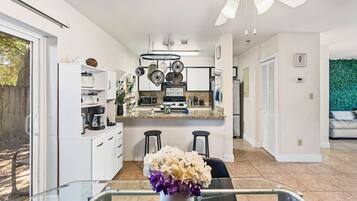 冰箱、微波炉、烤箱、炉灶