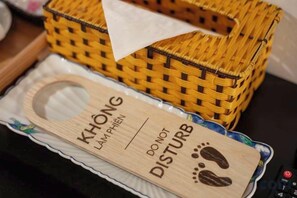 A woven basket and a wooden tray with a message. - Trang An Ecorest Resort & Spa (Hoa Lu District)
