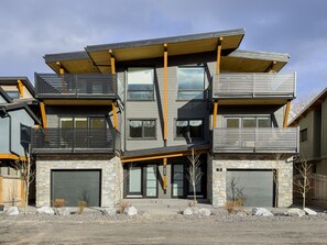 Exterior - Brand New High End w/ Hot Tub (Canmore)