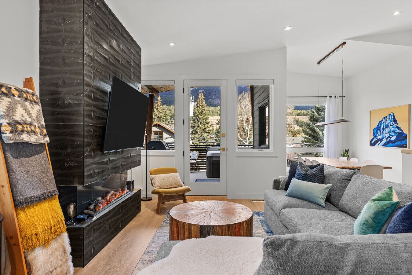 Een televisie en een open haard