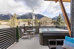 Outdoor spa tub - Brand New High End w/ Hot Tub (Canmore)
