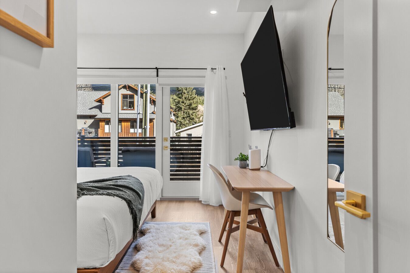 3 bedrooms, desk, iron/ironing board, travel cot