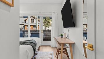 3 chambres, bureau, fer et planche Ă repasser, lit parapluie