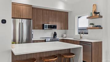 Coffee/tea maker, fridge, microwave, oven