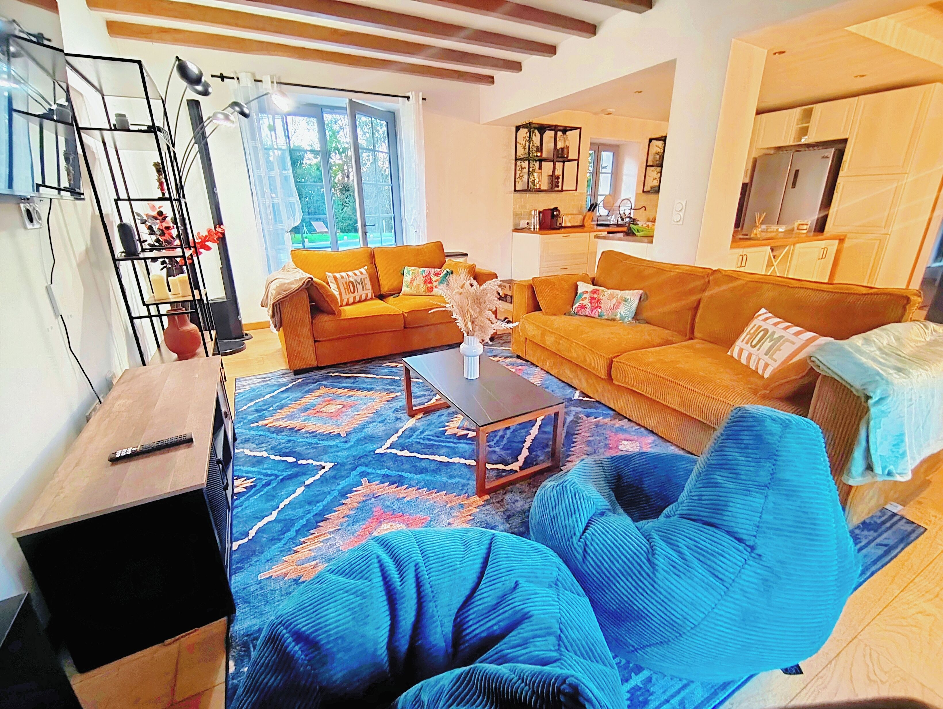 Téléviseur connecté, foyer, table de baby-foot, livres