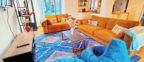 Téléviseur connecté, foyer, table de baby-foot, livres