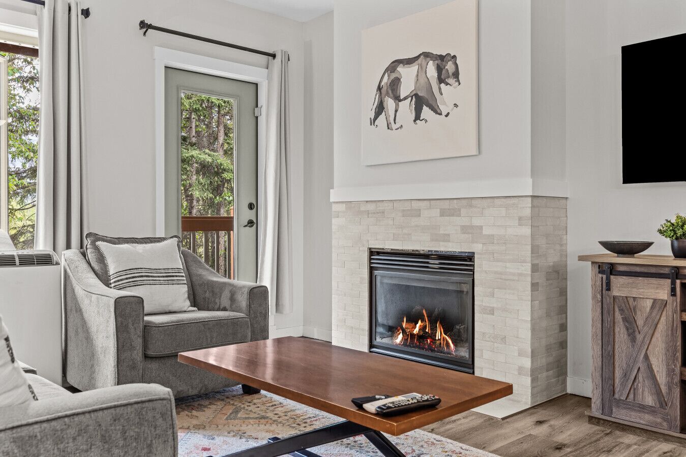 Televisión y chimenea 