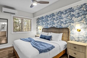 3 bedrooms, desk, iron/ironing board, travel cot - *Gilded Mountain Escape* [Hot Tubs/Outdoor Pool] (Canmore)