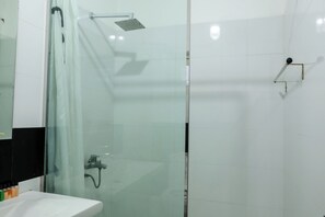 Shower, hair dryer, towels, soap - Cozy Nest Kandy Villa (Kandy)