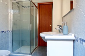 Dusche, Haartrockner, Bidet, Handtücher