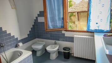 Haartrockner, Bidet, Handtücher, Seife