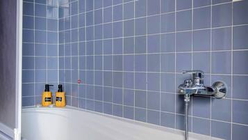 Haartrockner, Bidet, Handtücher, Seife