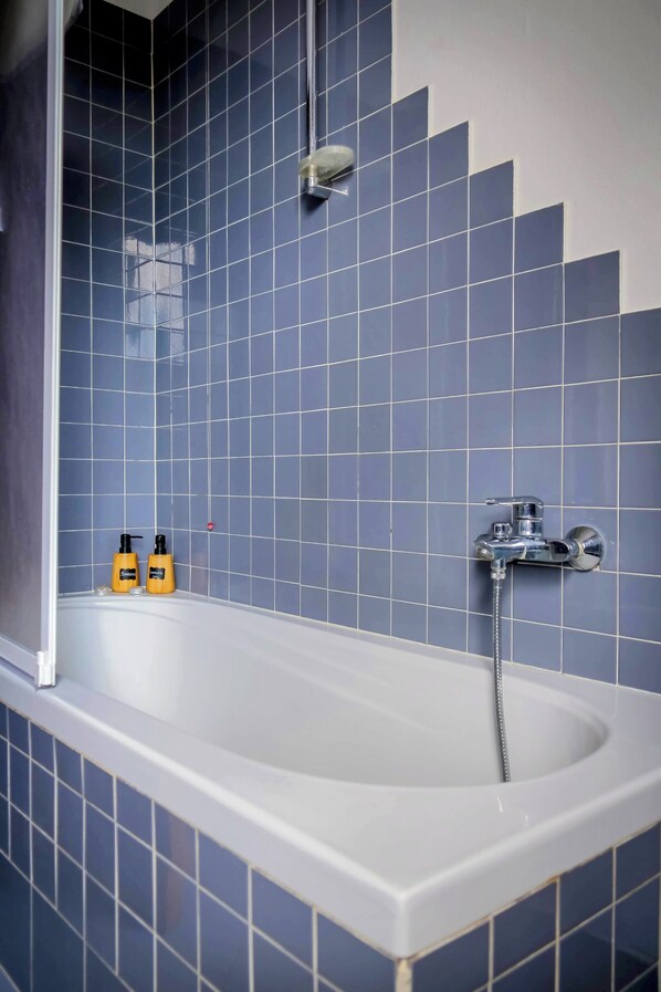 Haartrockner, Bidet, Handtücher, Seife